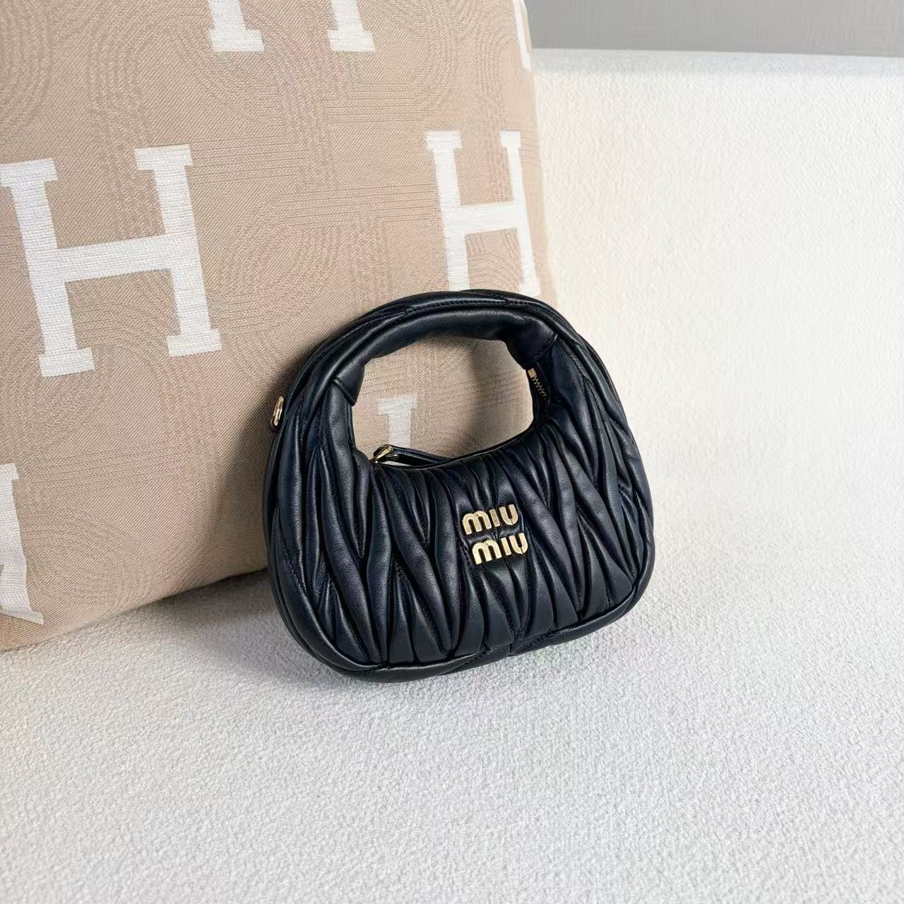 Miumiu - Wander Hobo Mini - Lambskin leather - Black - (mini)