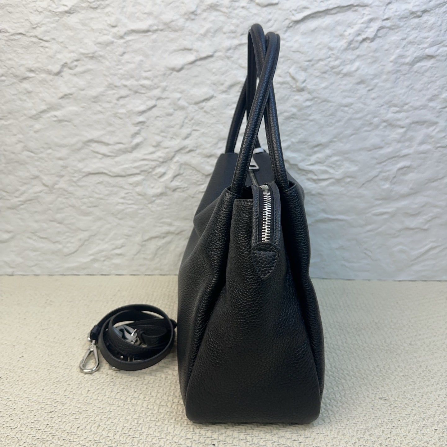 Prada - Cabas - Leather - Black - (medium)