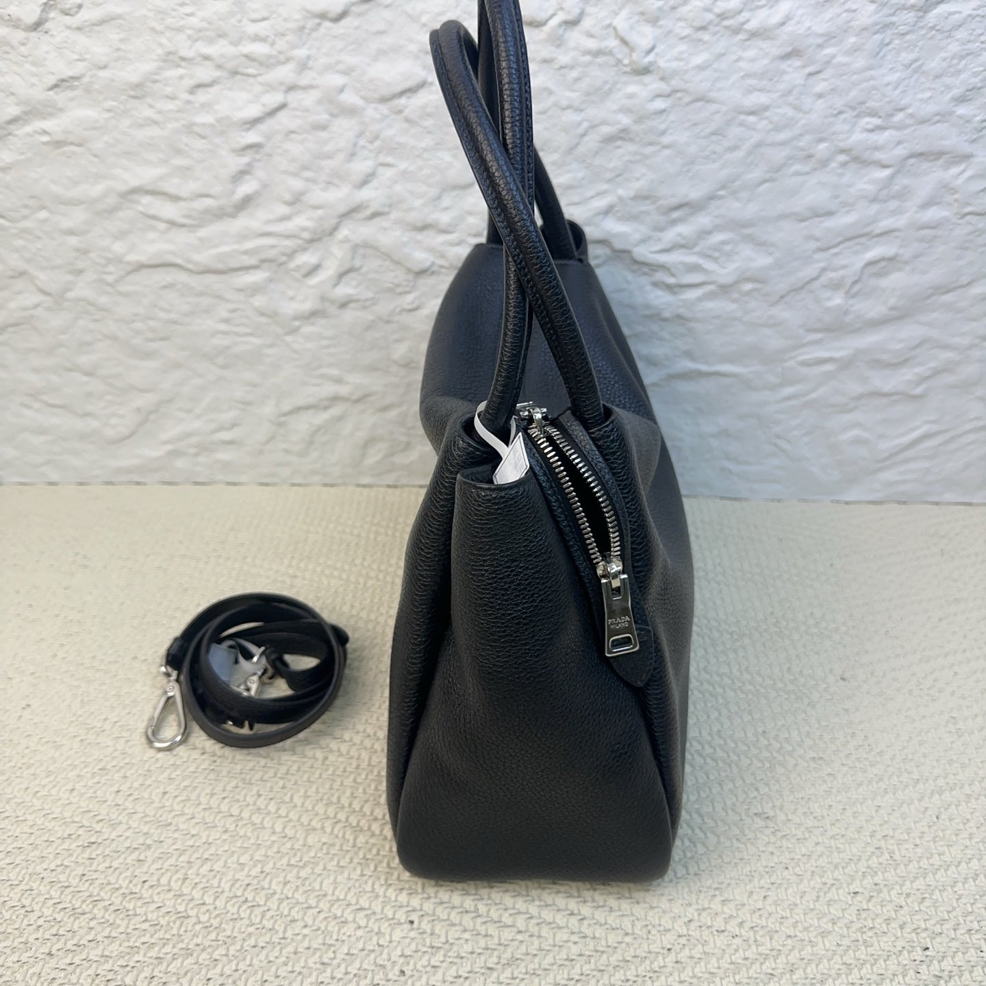 Prada - Cabas - Leather - Black - (medium)