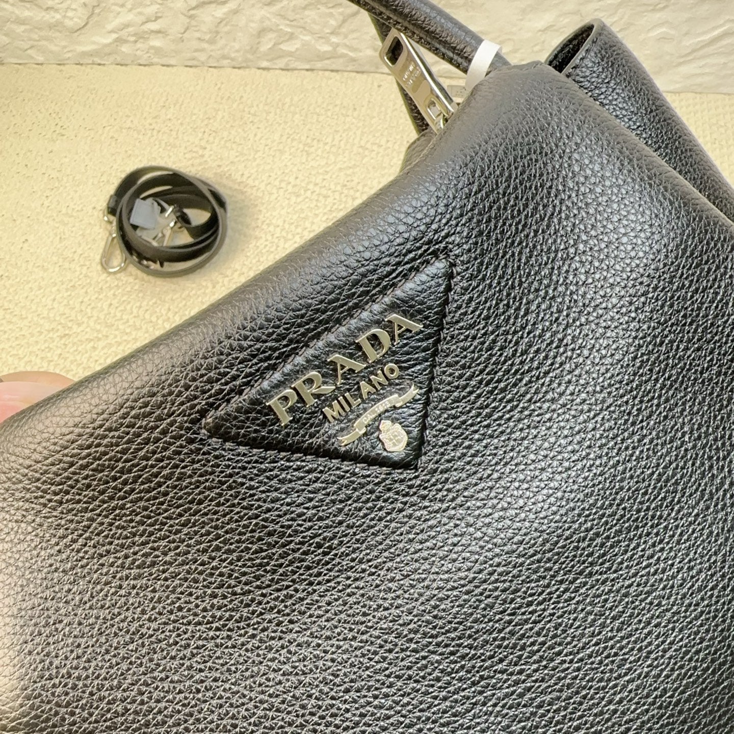 Prada - Cabas - Leather - Black - (medium)