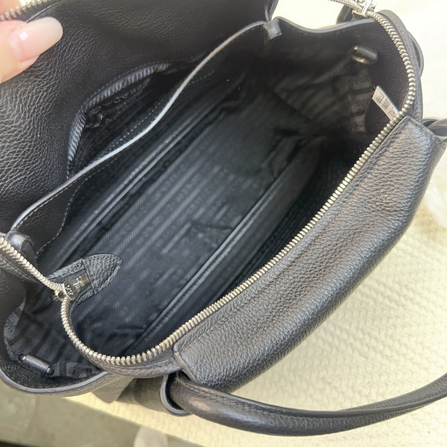Prada - Cabas - Leather - Black - (medium)