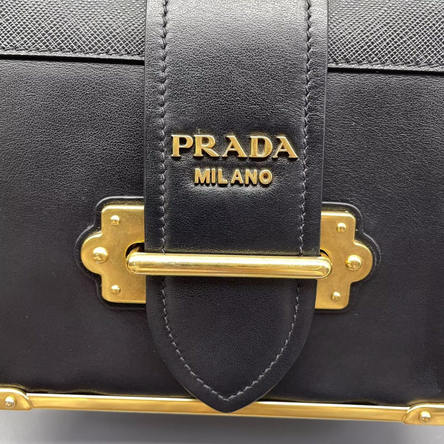 Prada - Cahier - Saffiano leather - Black with Gold-Tone Hardware - (Small)