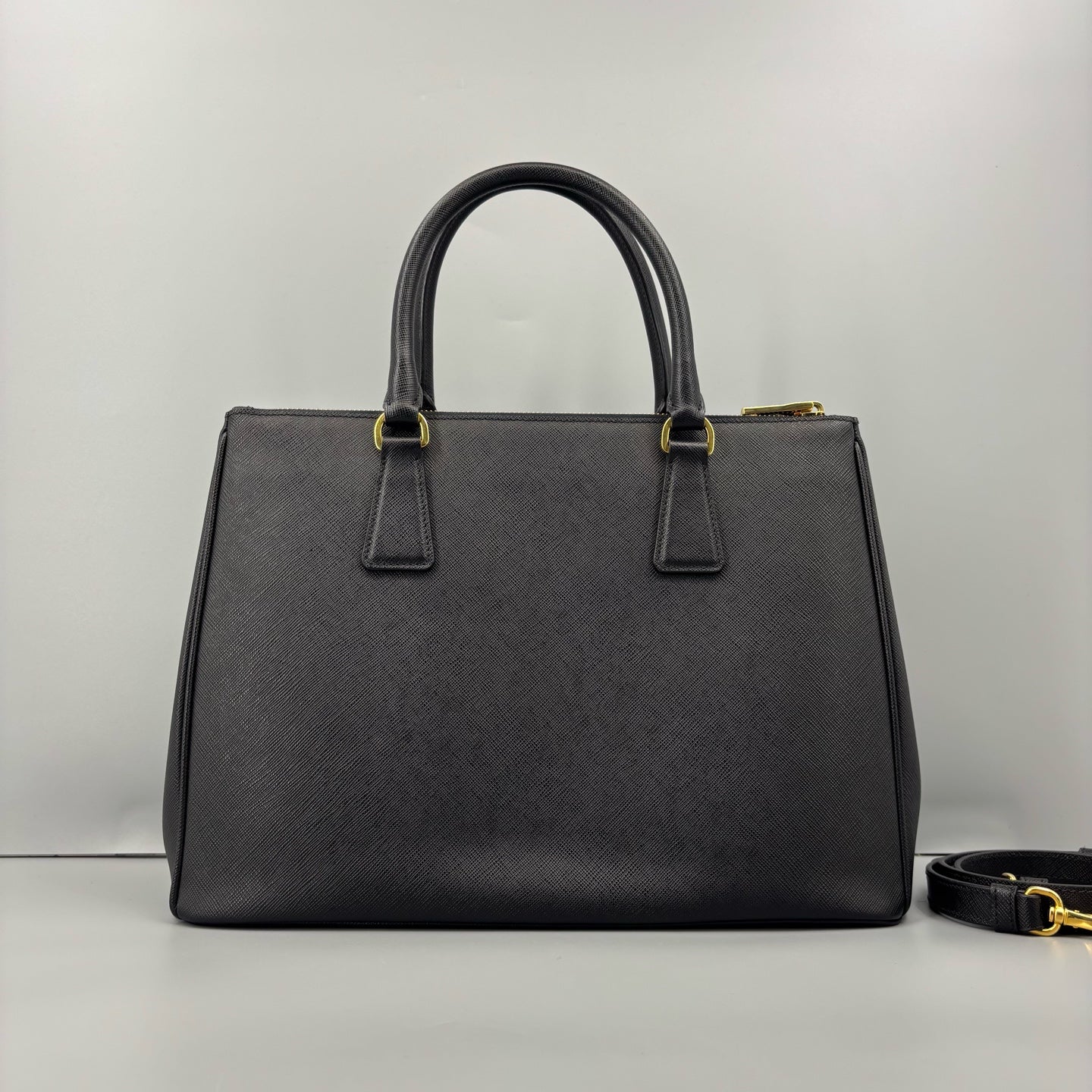 Prada - Galleria - Leather - Black - (medium)
