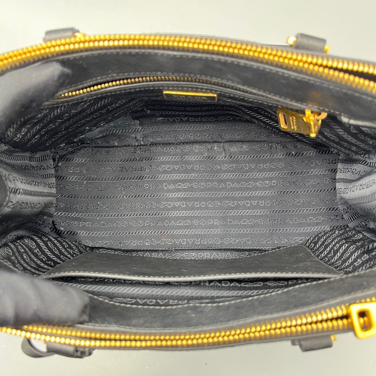 Prada - Galleria - Leather - Black - (Medium)
