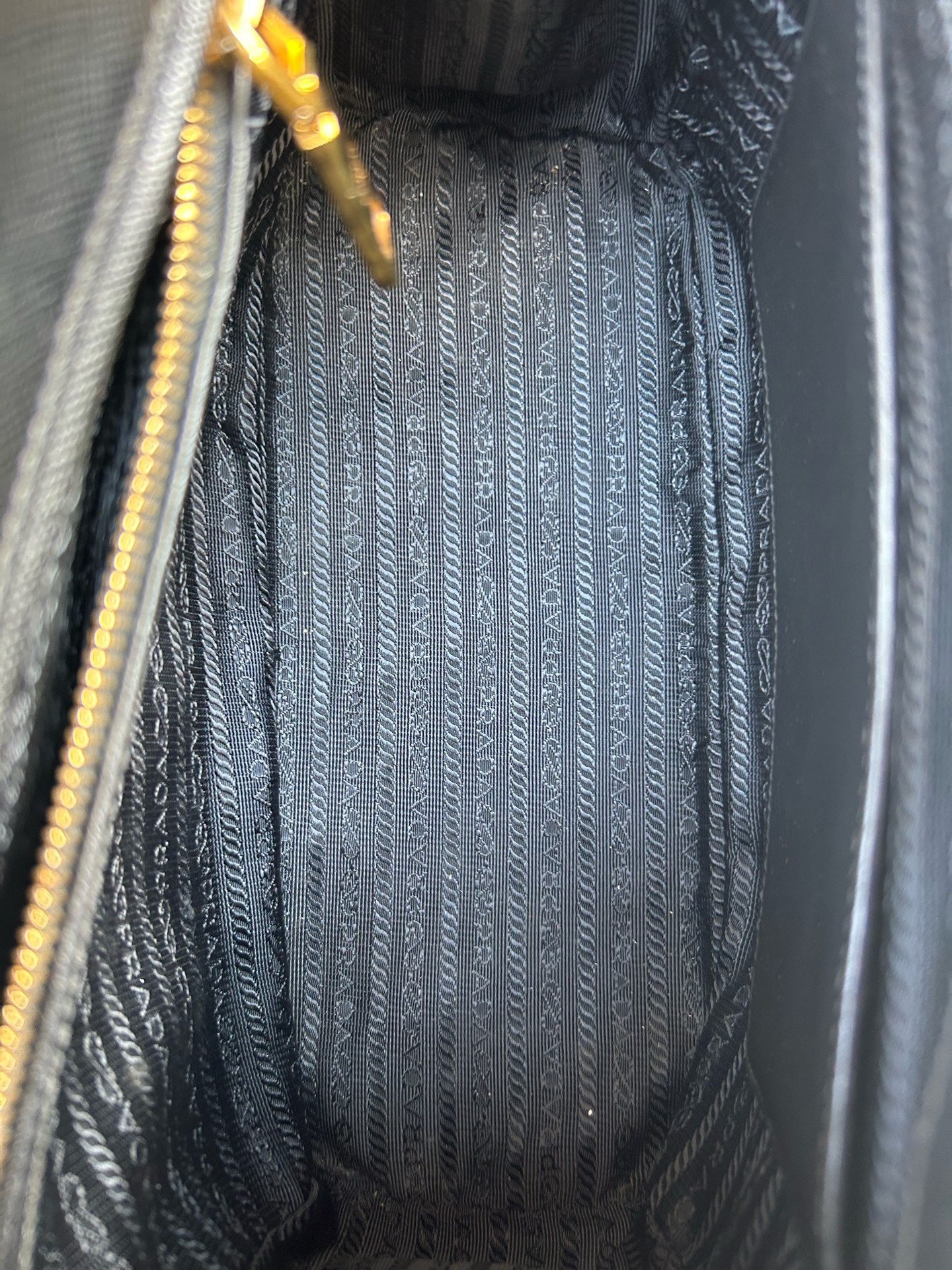 Prada - Galleria - Leather - Black - (medium)