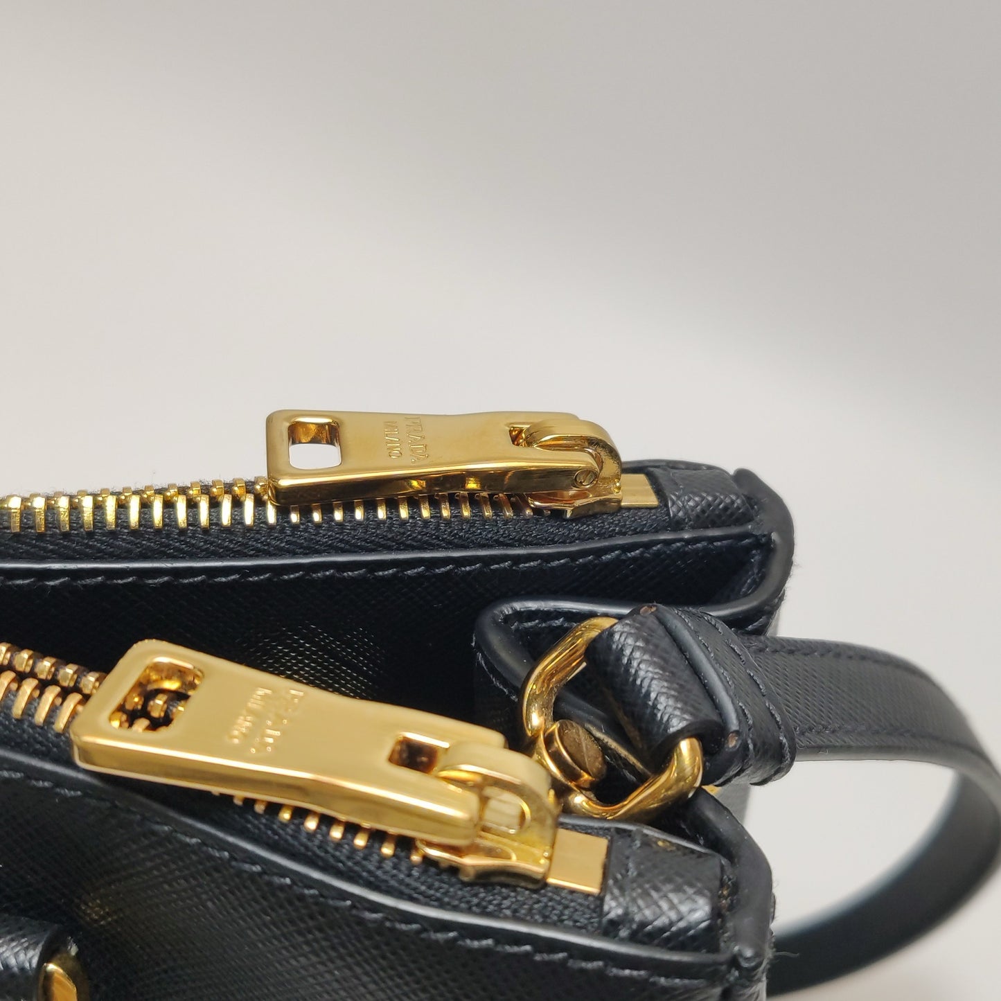 Prada - Galleria - Leather - Black - (Medium)