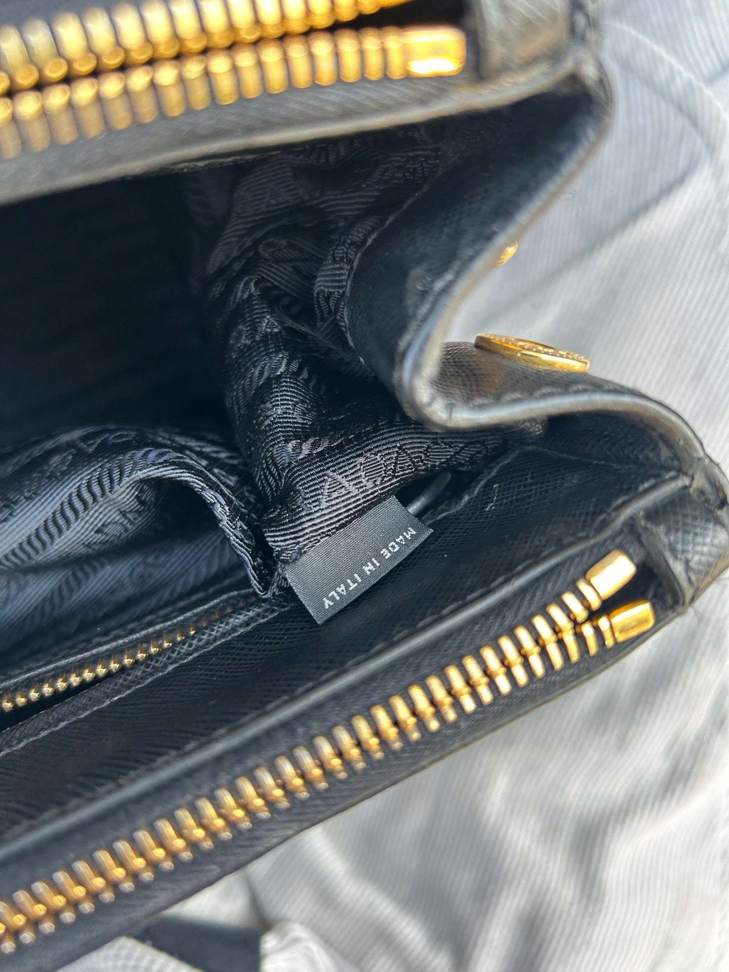 Prada - Galleria - Leather - Black - (medium)