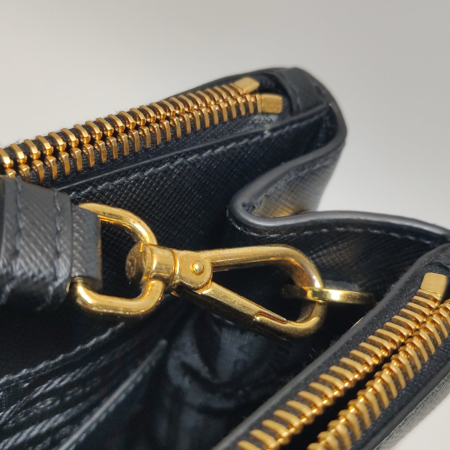Prada - Galleria - Leather - Black - (Medium)