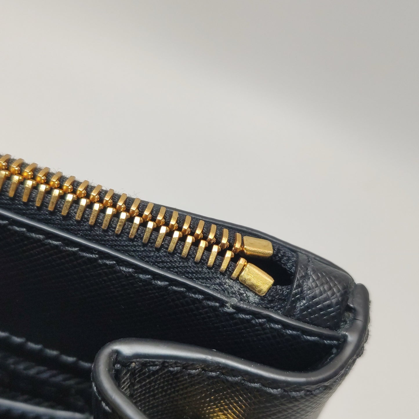 Prada - Galleria - Leather - Black - (Medium)