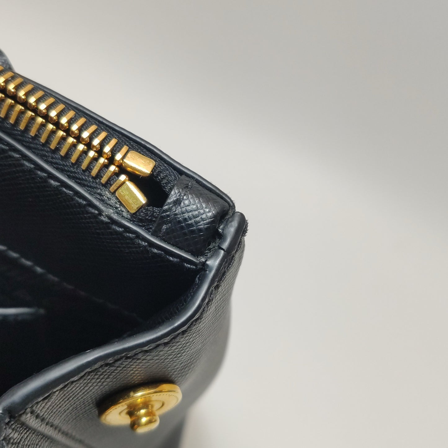Prada - Galleria - Leather - Black - (Medium)
