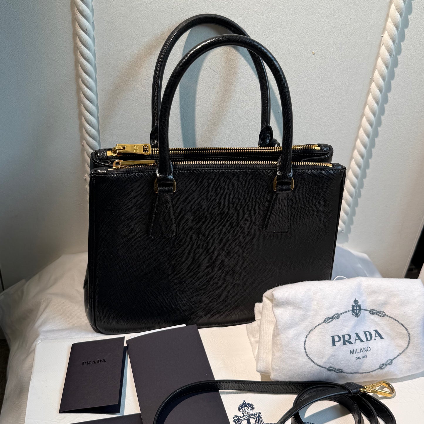 Prada - Galleria - Leather - Black - (medium)