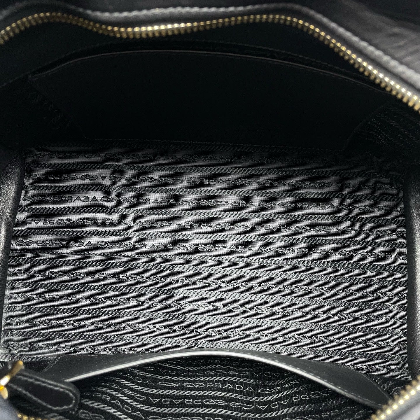 Prada - Galleria - Leather - Black - (medium)