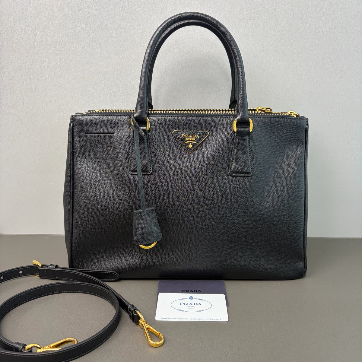 Prada - Galleria Medium Saffiano Leather Tote - Black - (medium)
