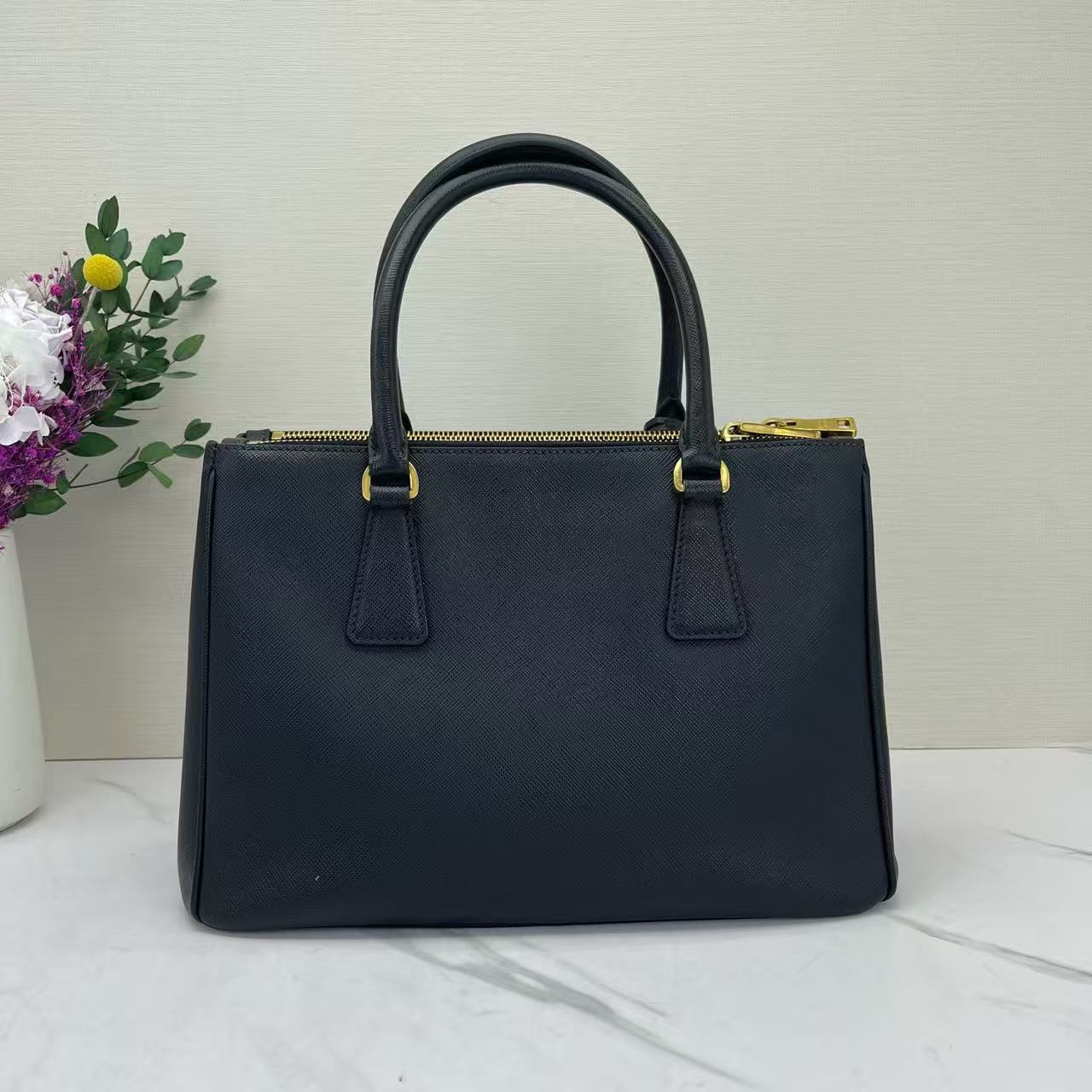 Prada - Galleria - Saffiano leather - Black with Gold-Tone Hardware - (Small)