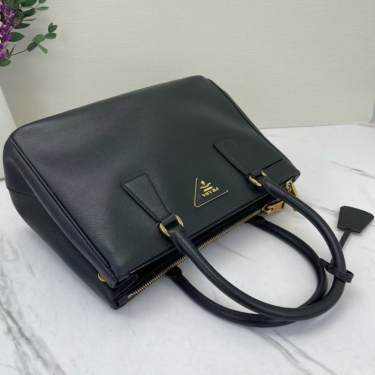 Prada - Galleria - Saffiano leather - Black with Gold-Tone Hardware - (Small)