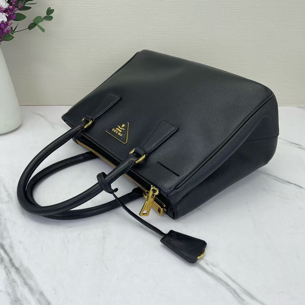 Prada - Galleria - Saffiano leather - Black with Gold-Tone Hardware - (Small)