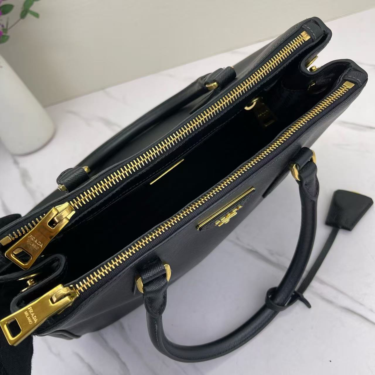 Prada - Galleria - Saffiano leather - Black with Gold-Tone Hardware - (Small)