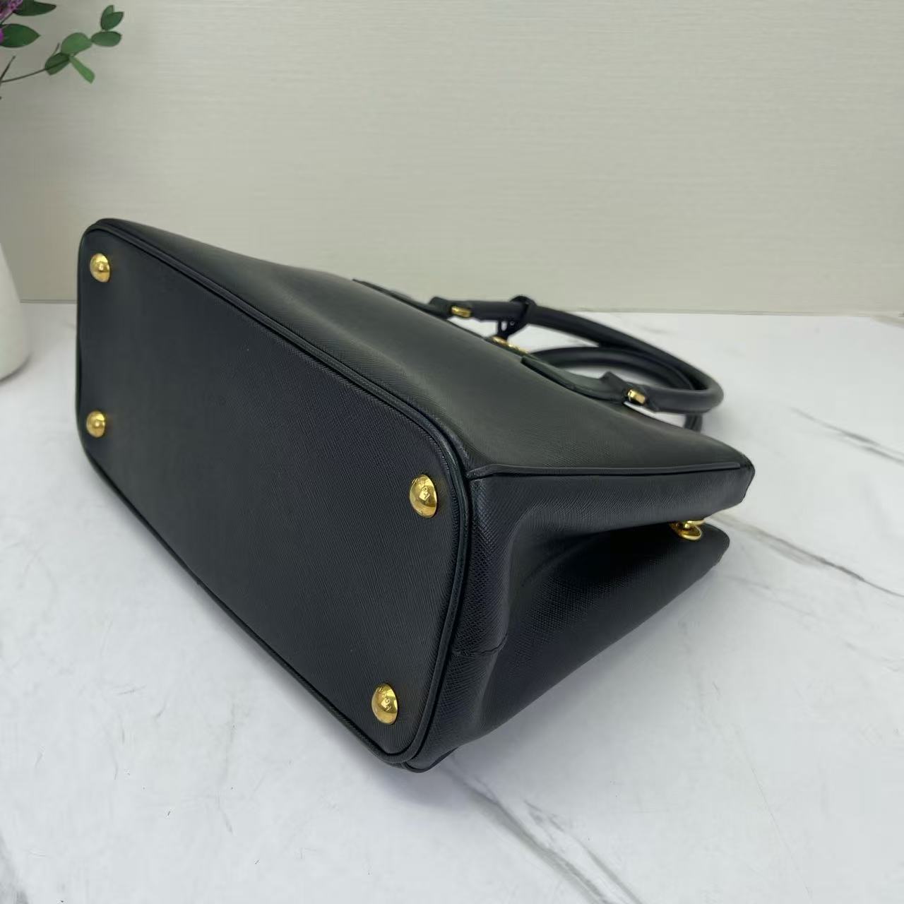 Prada - Galleria - Saffiano leather - Black with Gold-Tone Hardware - (Small)