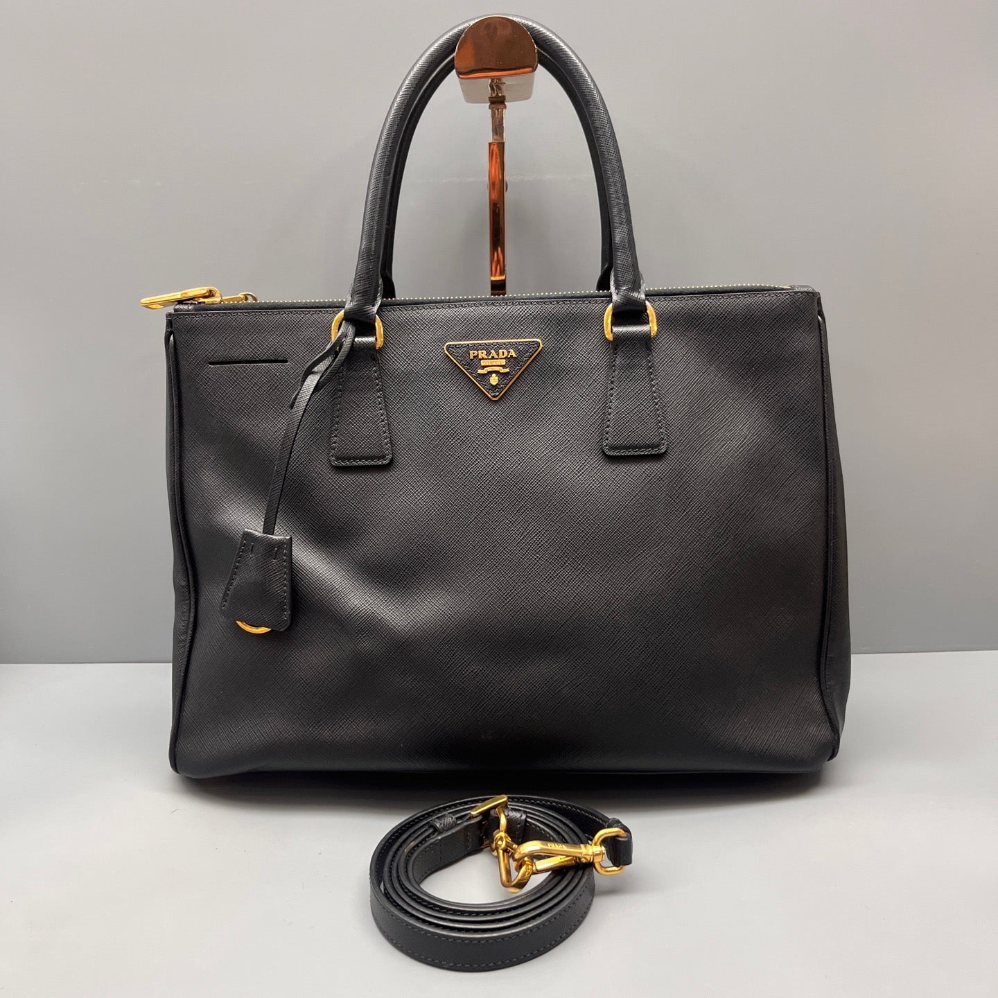 Prada - Galleria Saffiano Lux Tote - Saffiano leather - Black - (medium)