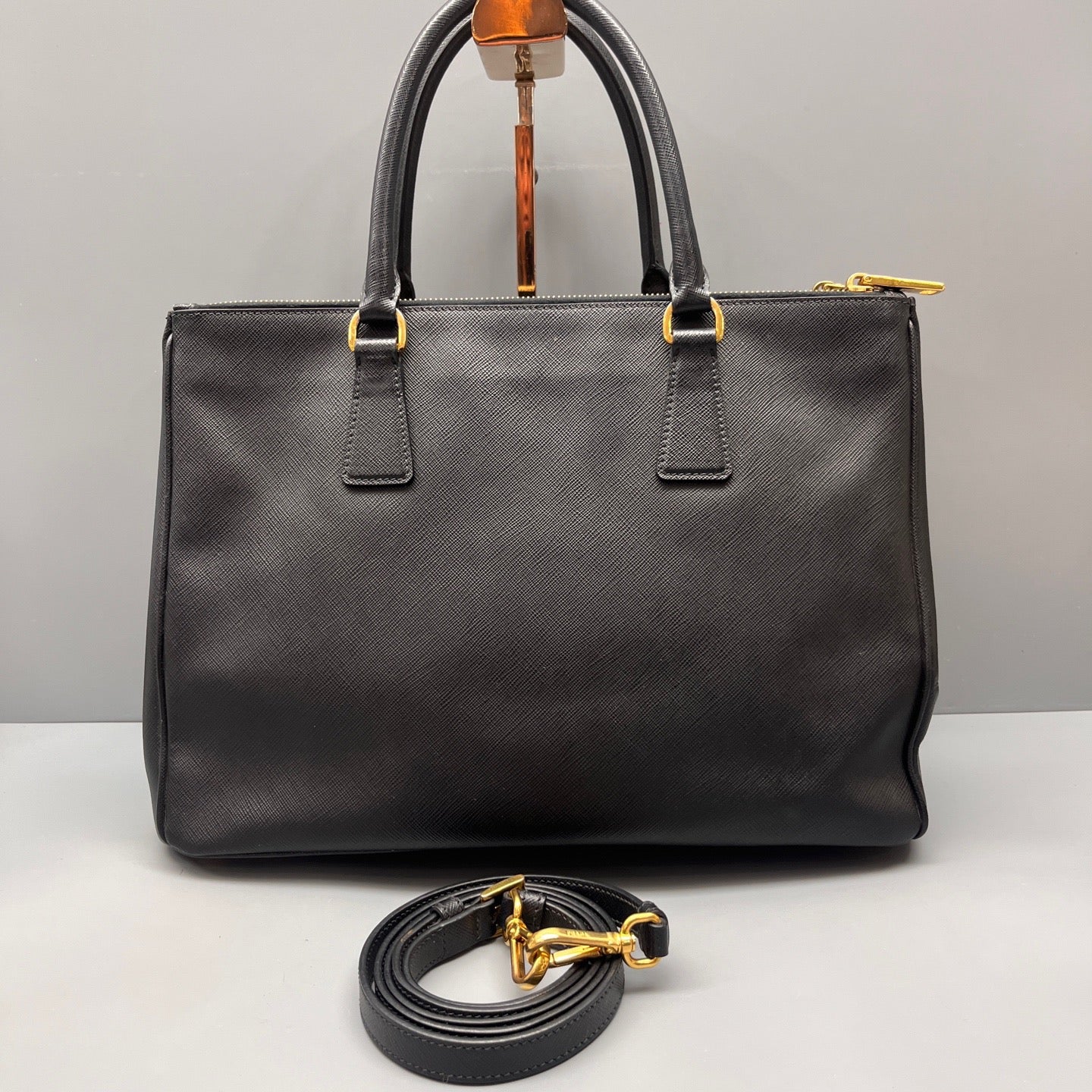 Prada - Galleria Saffiano Lux Tote - Saffiano leather - Black - (medium)