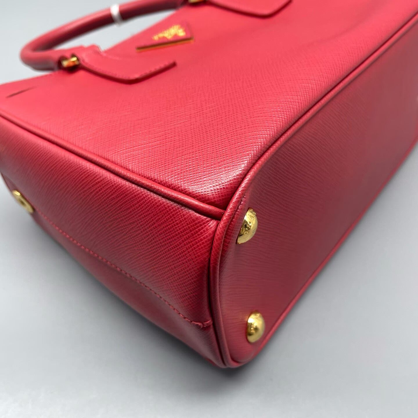 Prada - Galleria Saffiano Lux Tote - Saffiano leather - Red with Gold-Tone Hardware - (small)