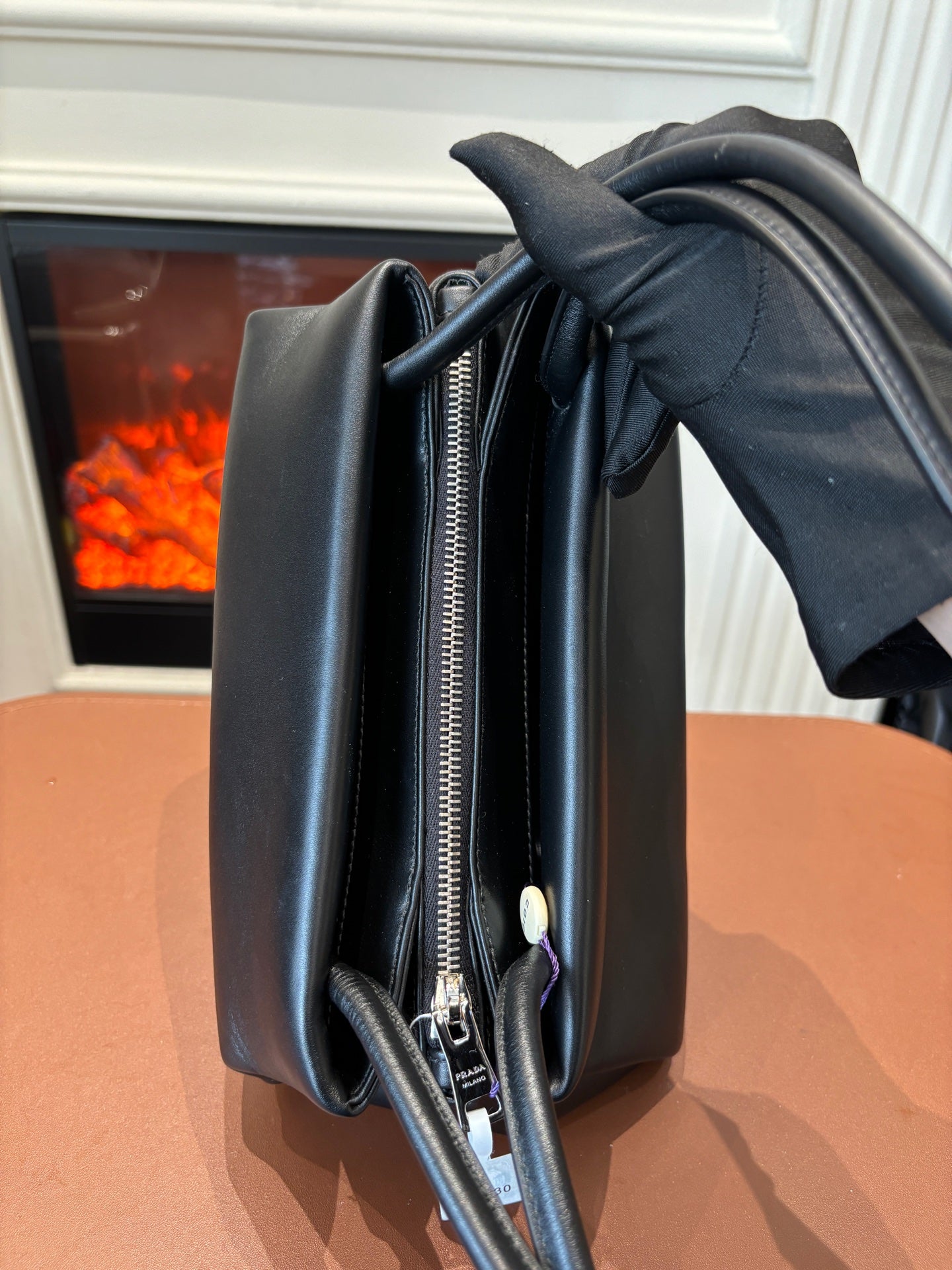 Prada - Hobo - Leather - Black - (medium)