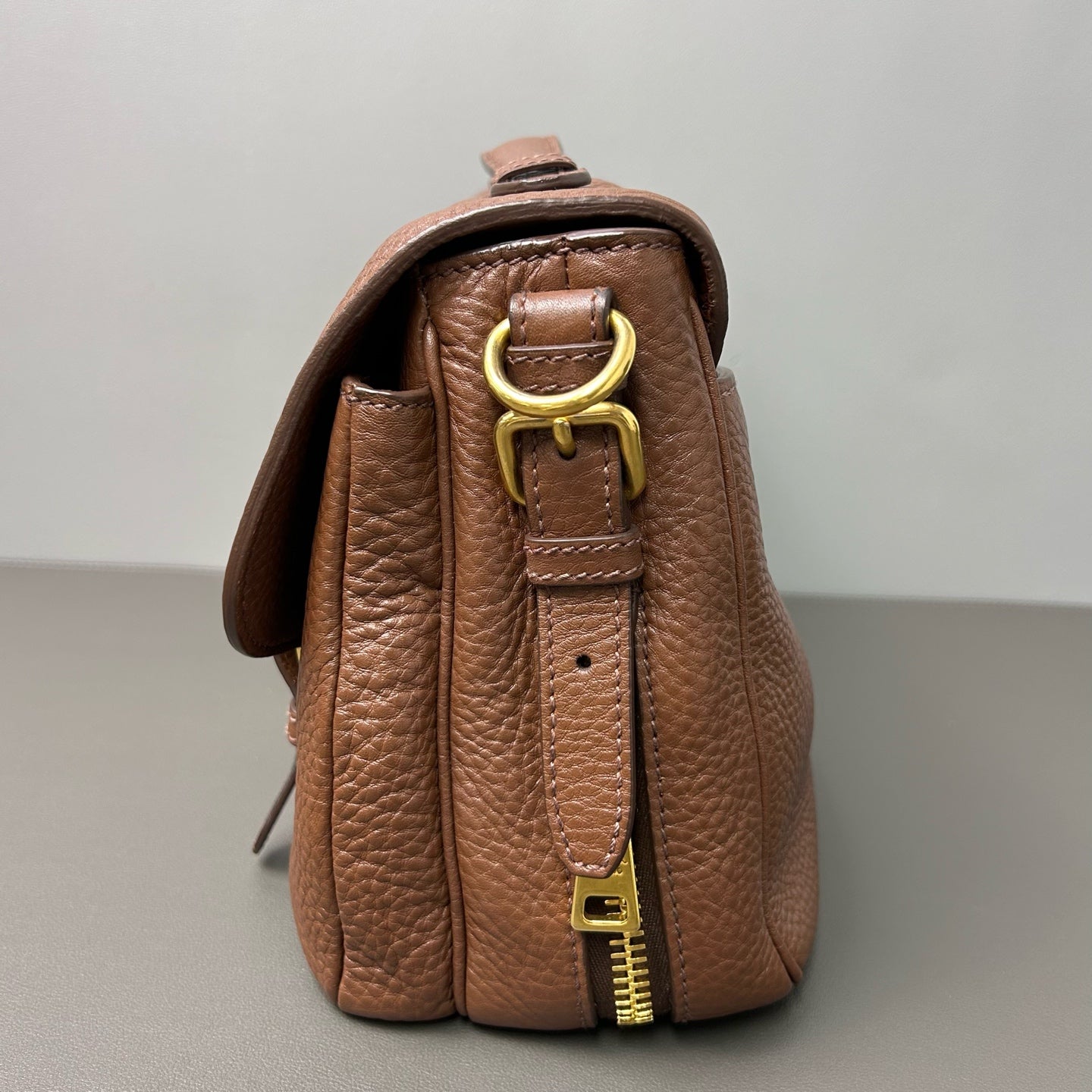 Prada - Messenger Satchel Bag - Grained leather - Brown - (Medium)