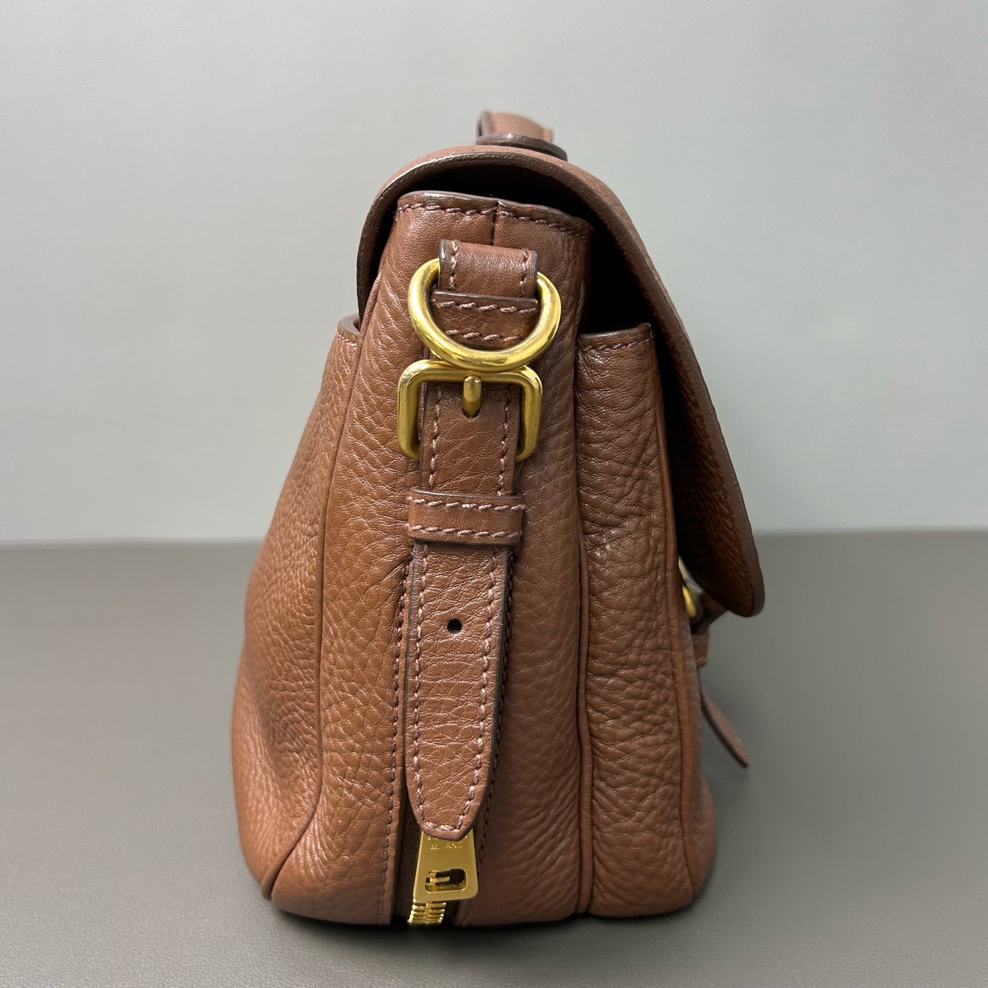 Prada - Messenger Satchel Bag - Grained leather - Brown - (Medium)