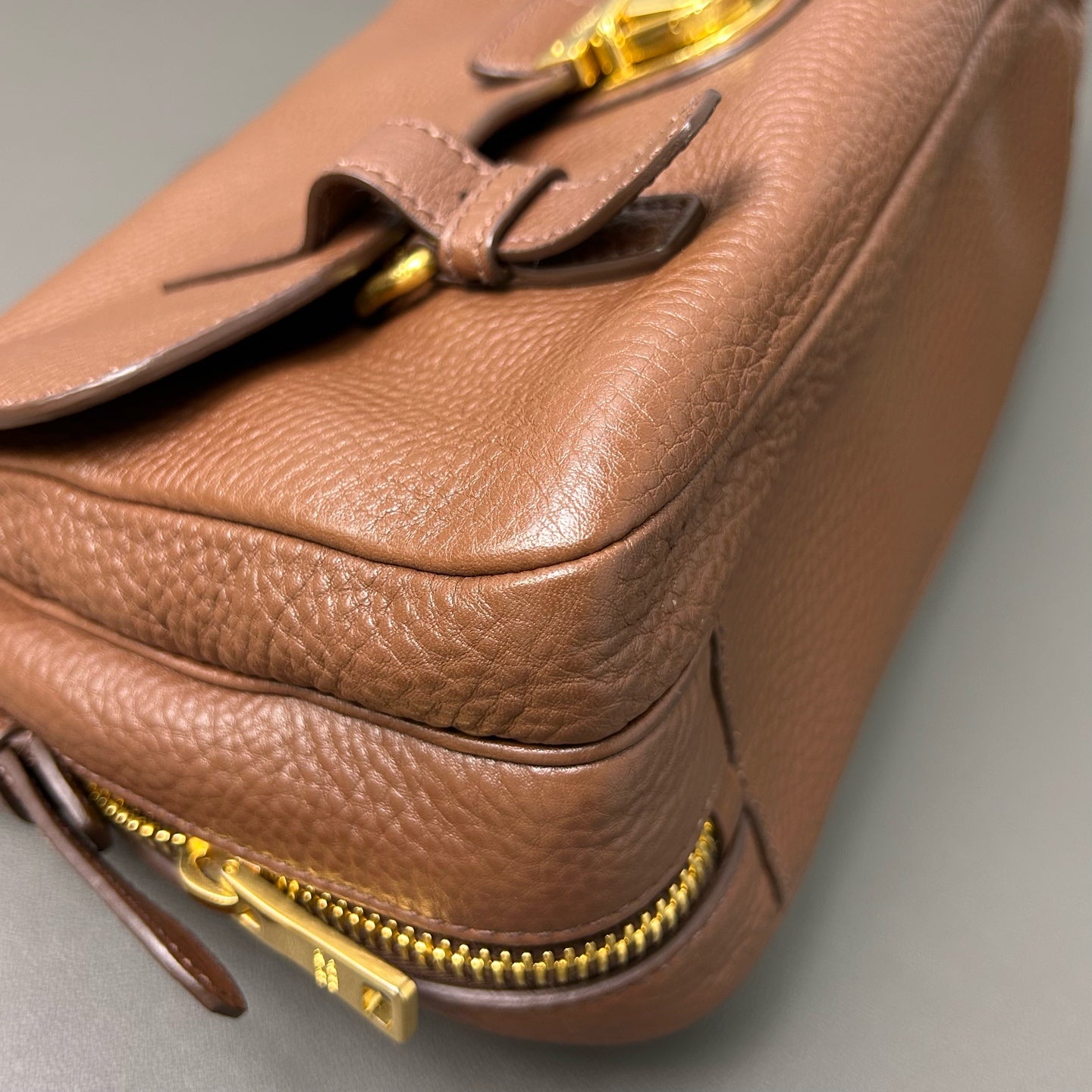Prada - Messenger Satchel Bag - Grained leather - Brown - (Medium)