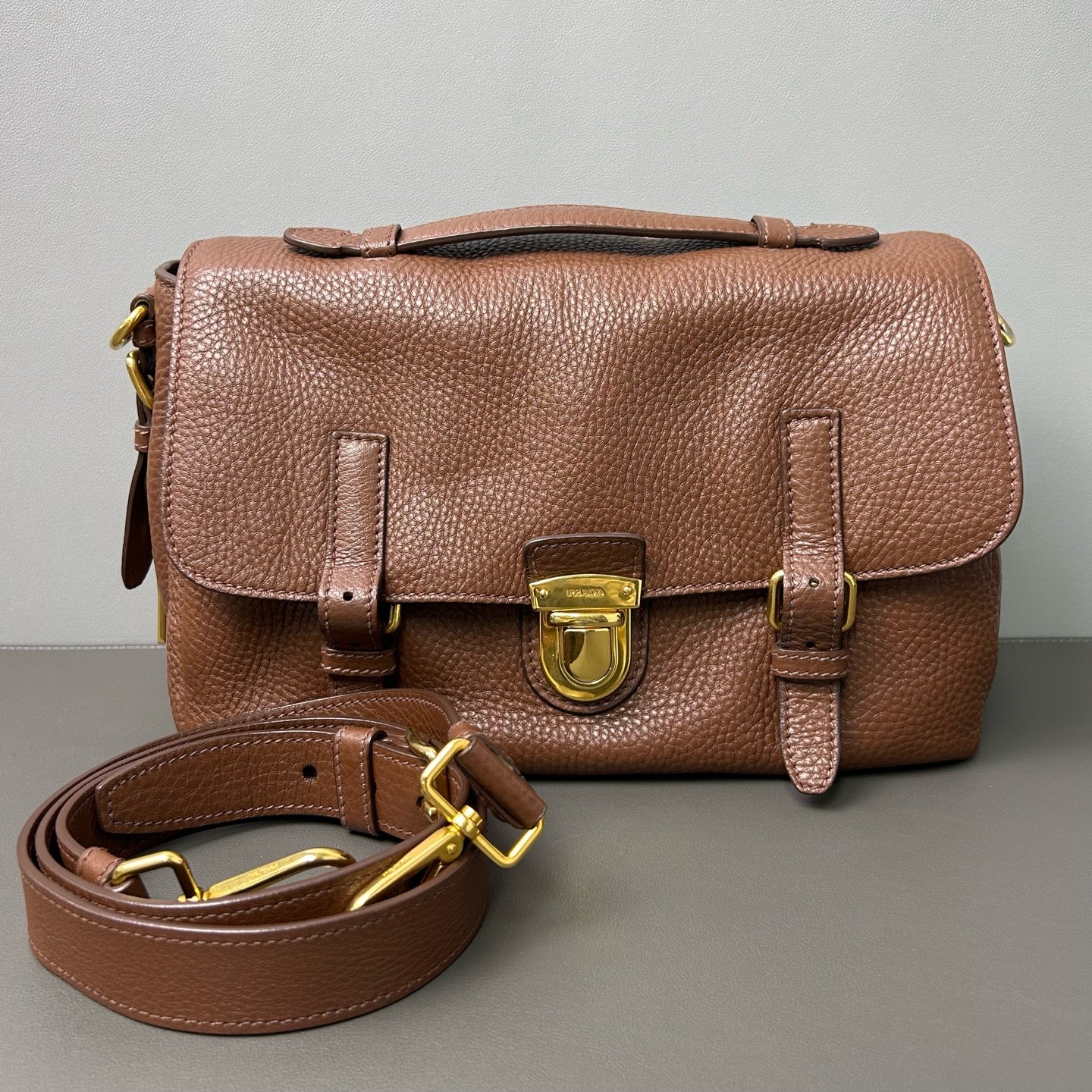 Prada - Messenger Satchel Bag - Grained leather - Brown - (Medium)