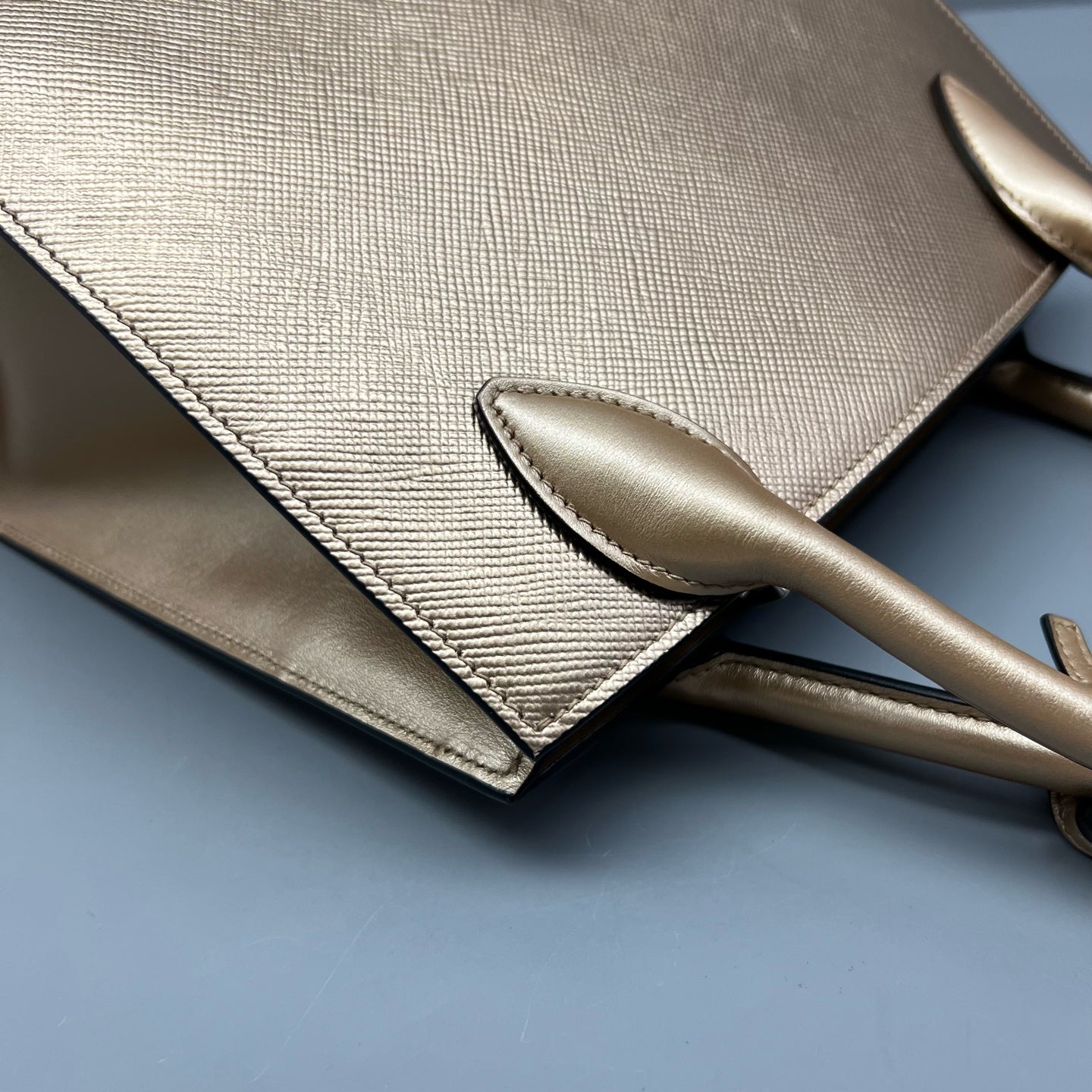 Prada - Monochrome - Leather - Gold - (medium)