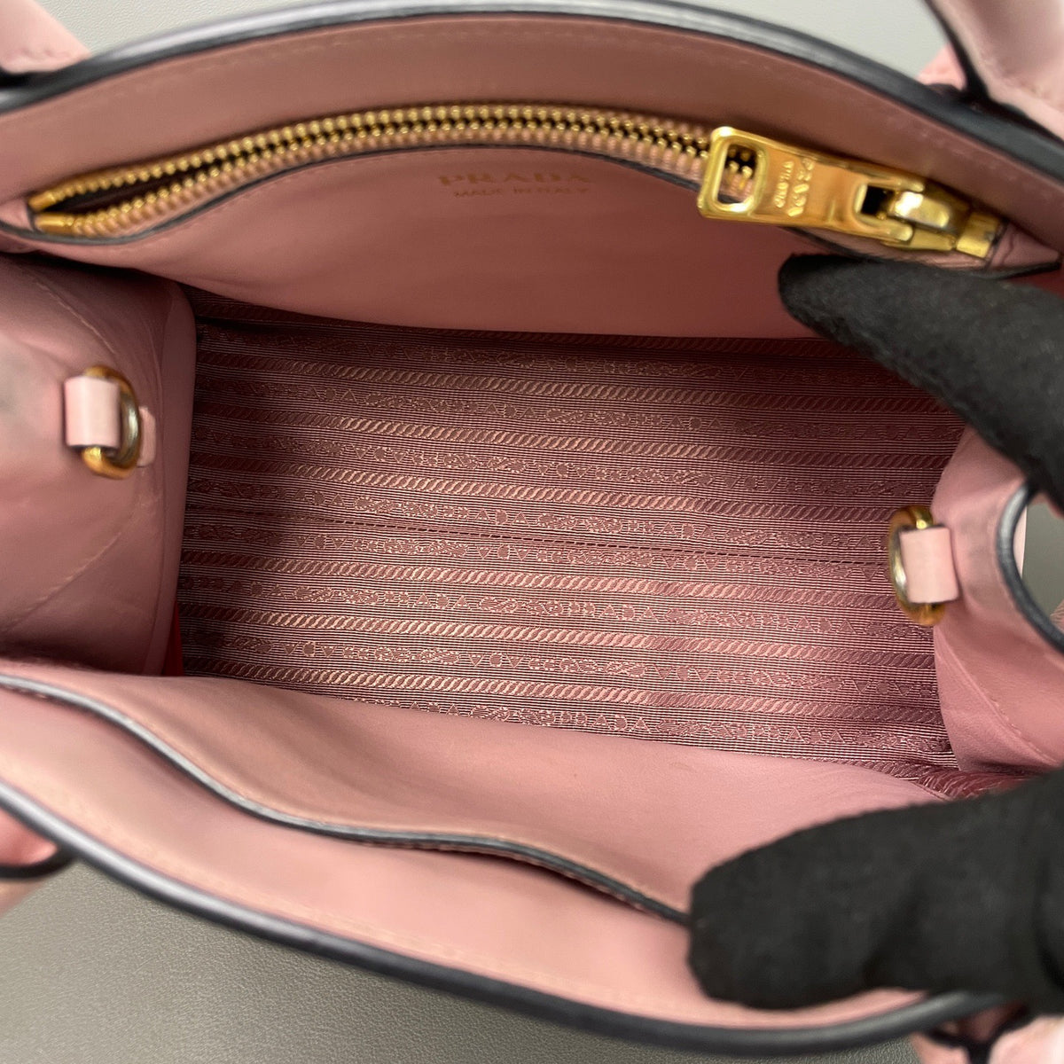 Prada - Monochrome leather handbag - Pink - (medium)