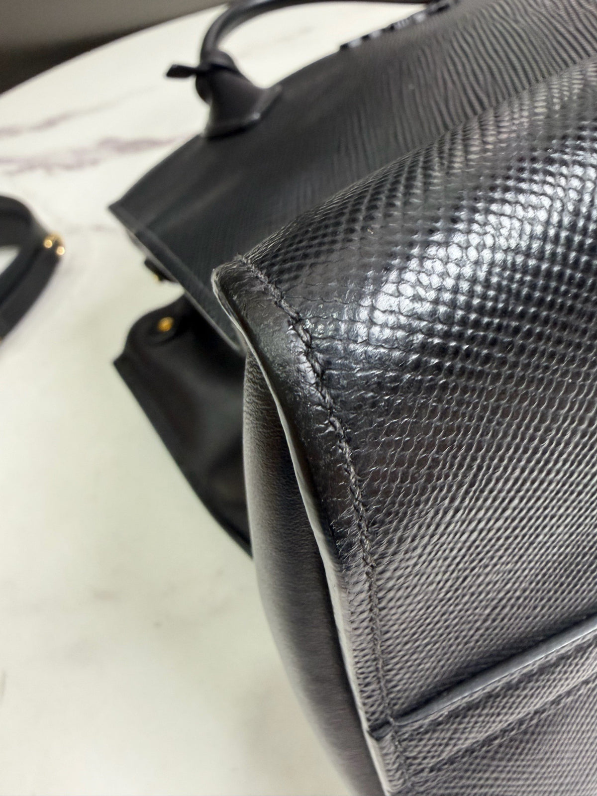 Prada - Monochrome Saffiano Bag - Leather - Black - (medium)