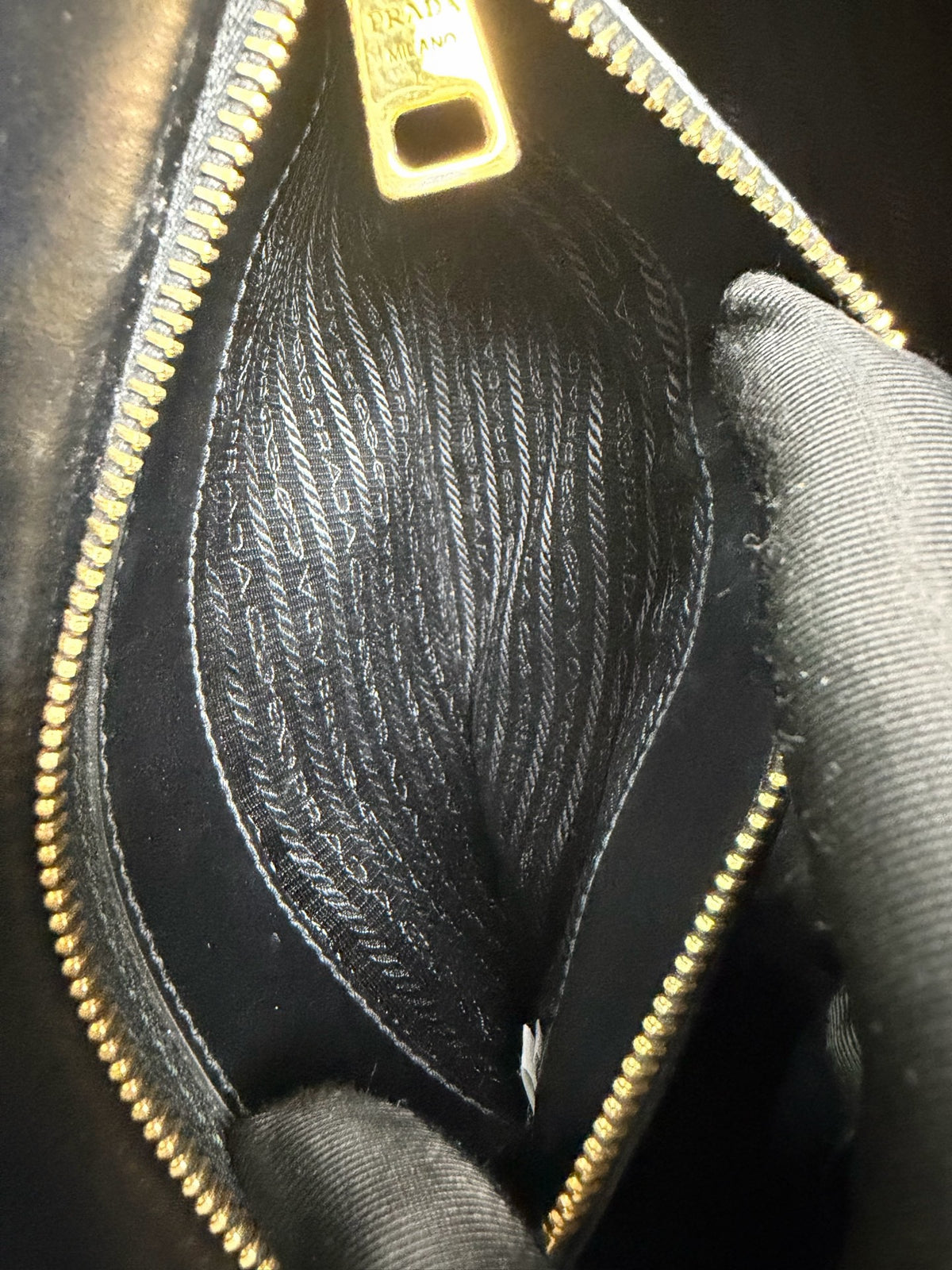 Prada - Monochrome Saffiano Bag - Leather - Black - (medium)