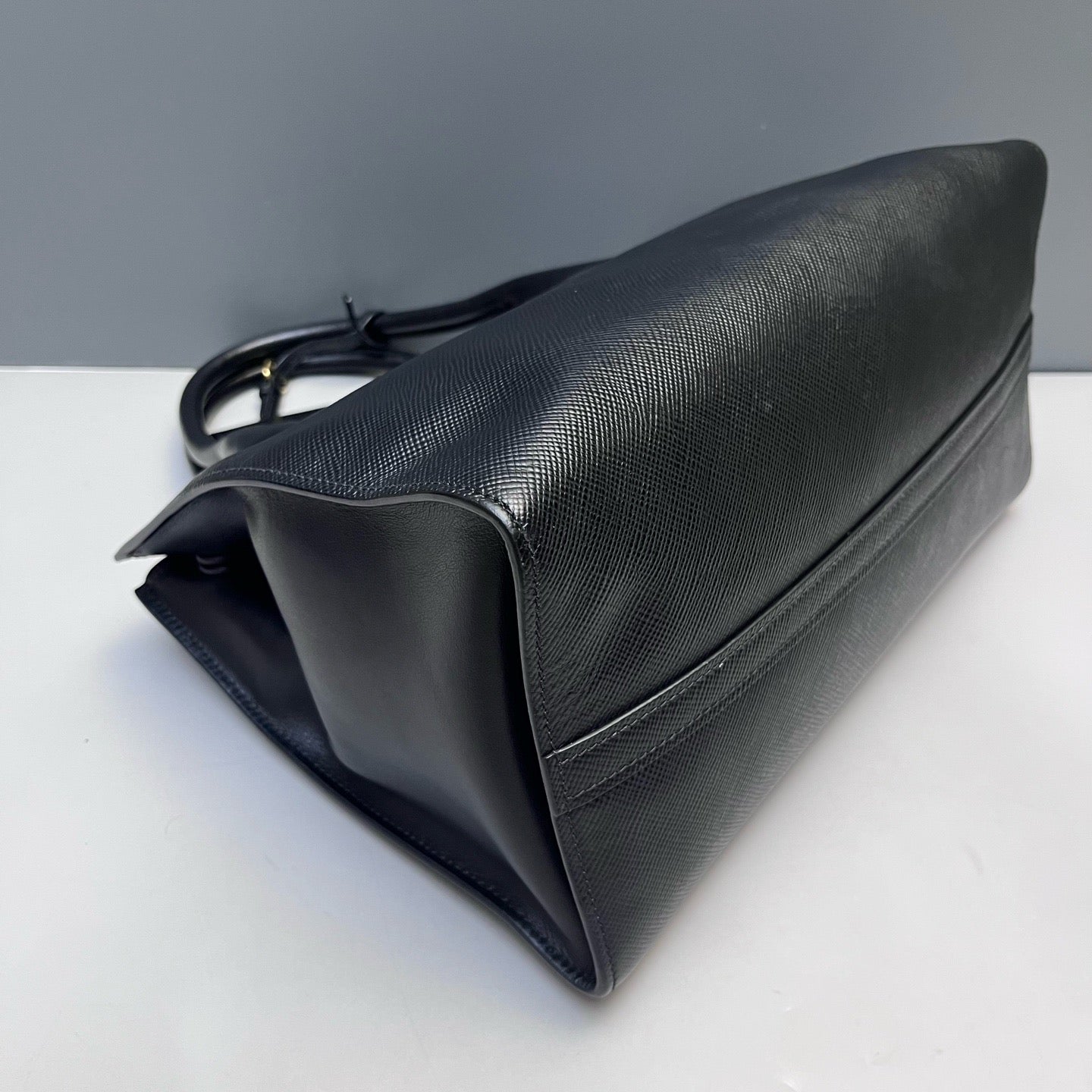 Prada - Monochrome Top Handle Bag - Saffiano Leather - Black - (medium)