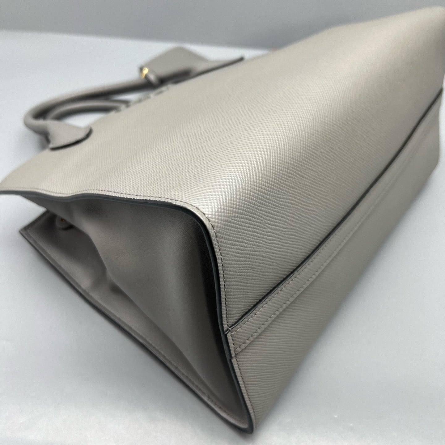 Prada - Monochrome Tote - Leather - Grey - (medium)