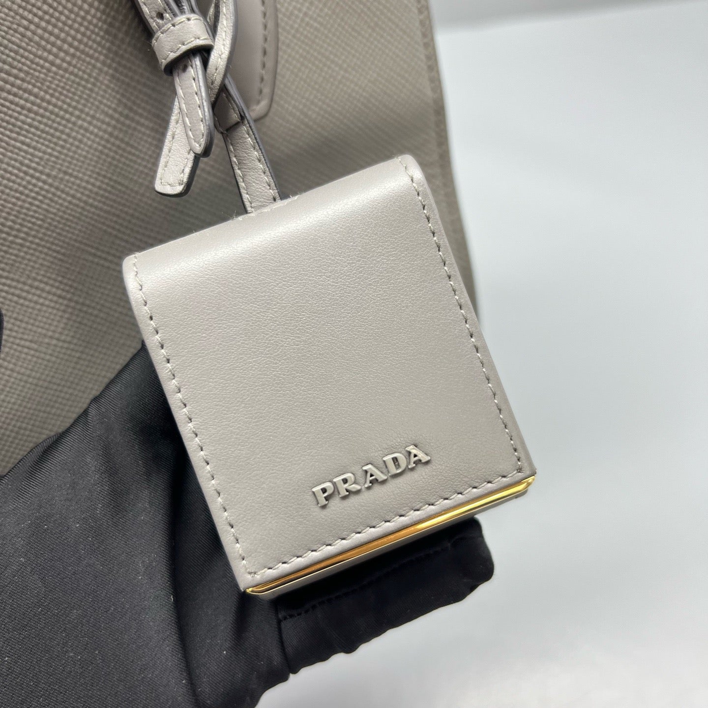 Prada - Monochrome Tote - Leather - Grey - (medium)