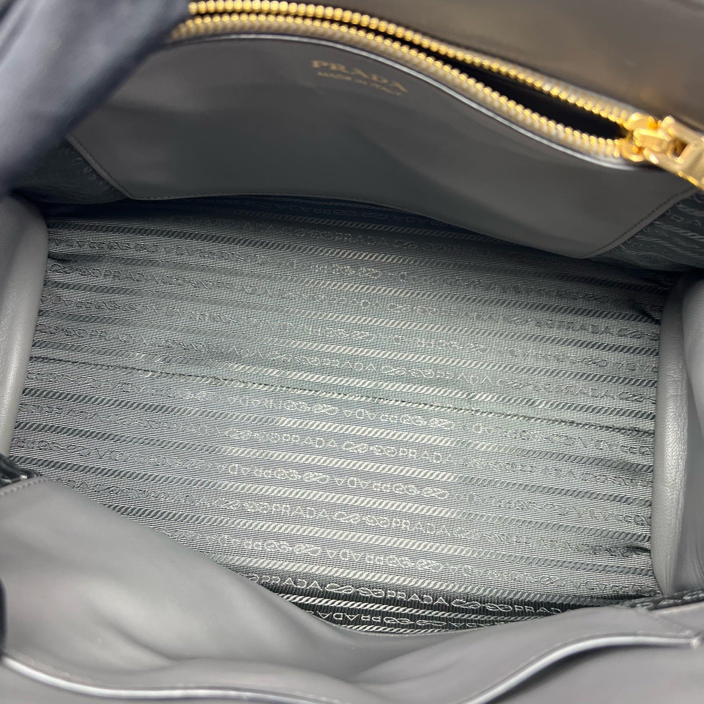 Prada - Monochrome Tote - Leather - Grey - (medium)
