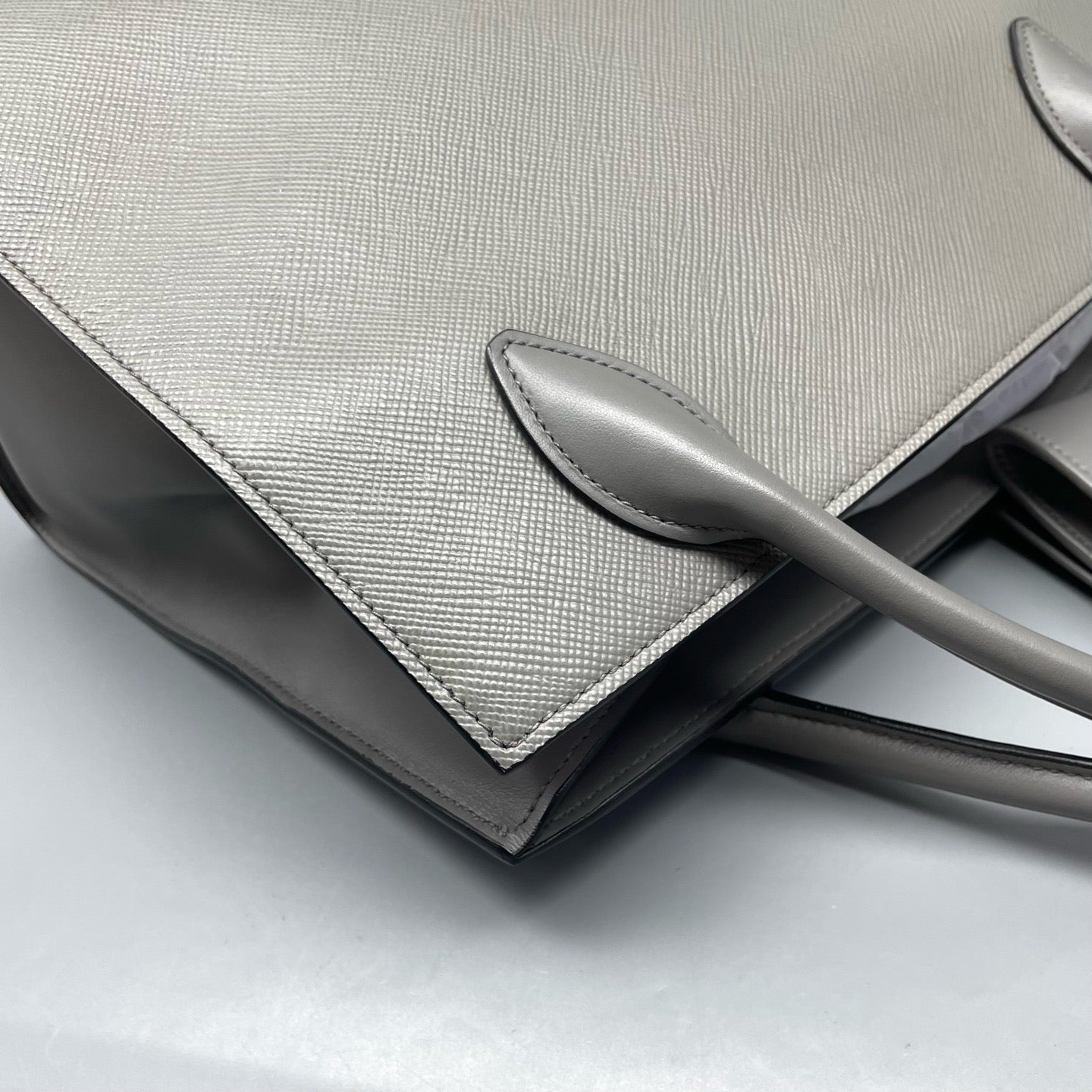 Prada - Monochrome Tote - Leather - Grey - (medium)