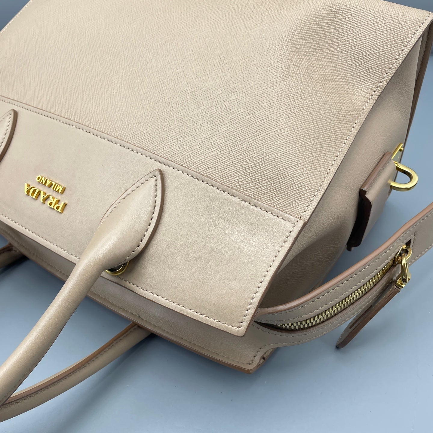 Prada - Other - Leather - Beige - (Medium)