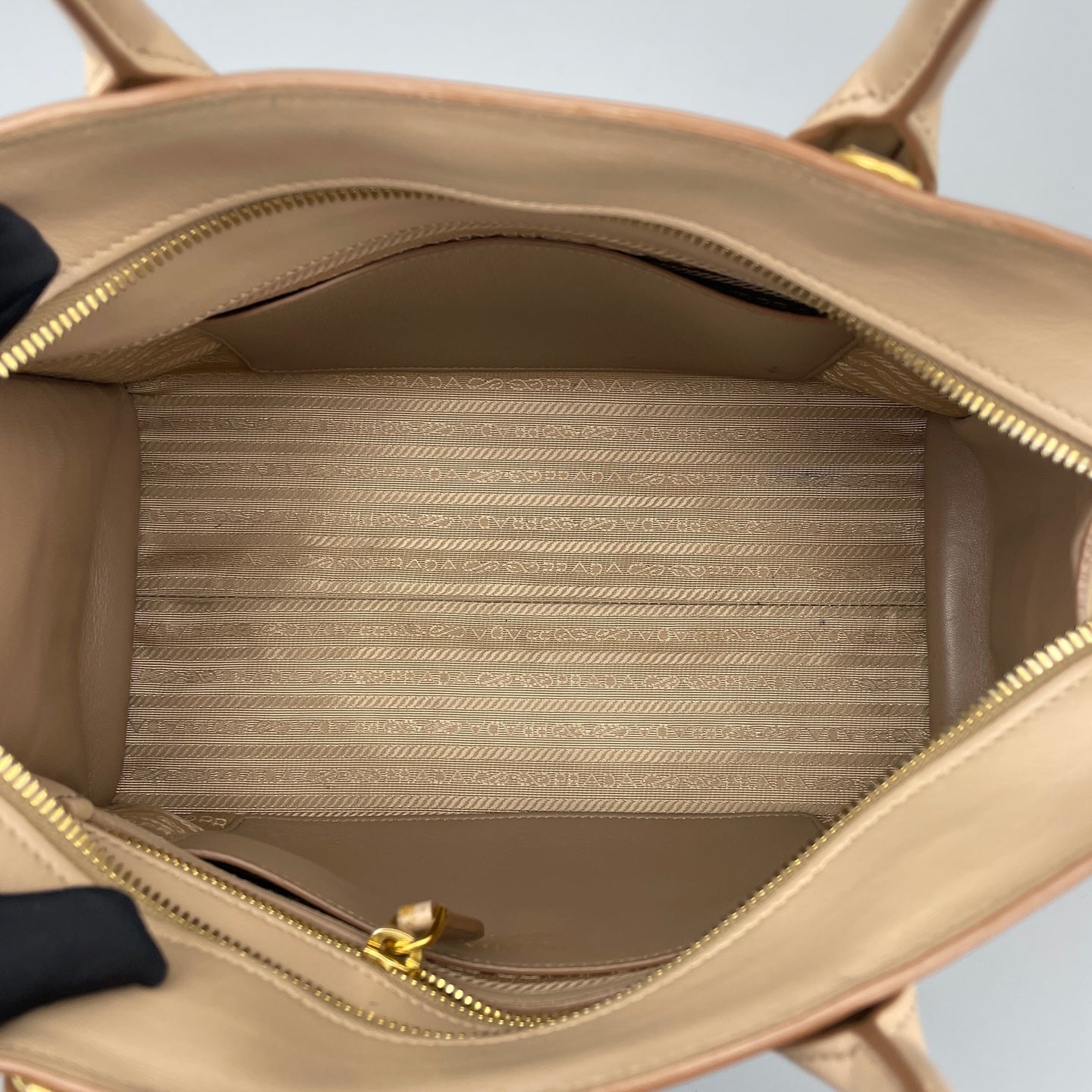 Prada - Other - Leather - Beige - (Medium)
