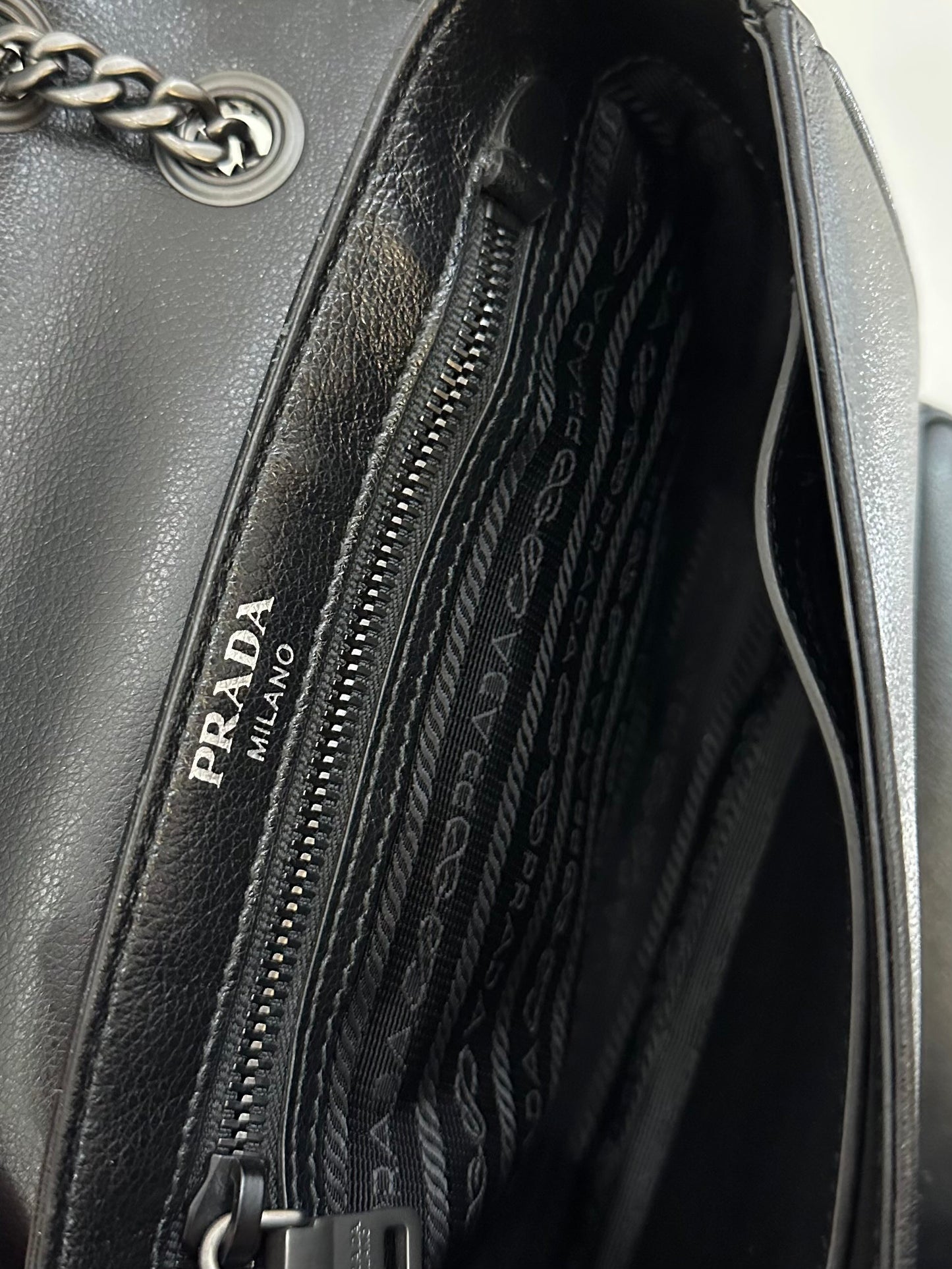 Prada - Rivet Chain Shoulder Bag - Leather - Black - (Medium)