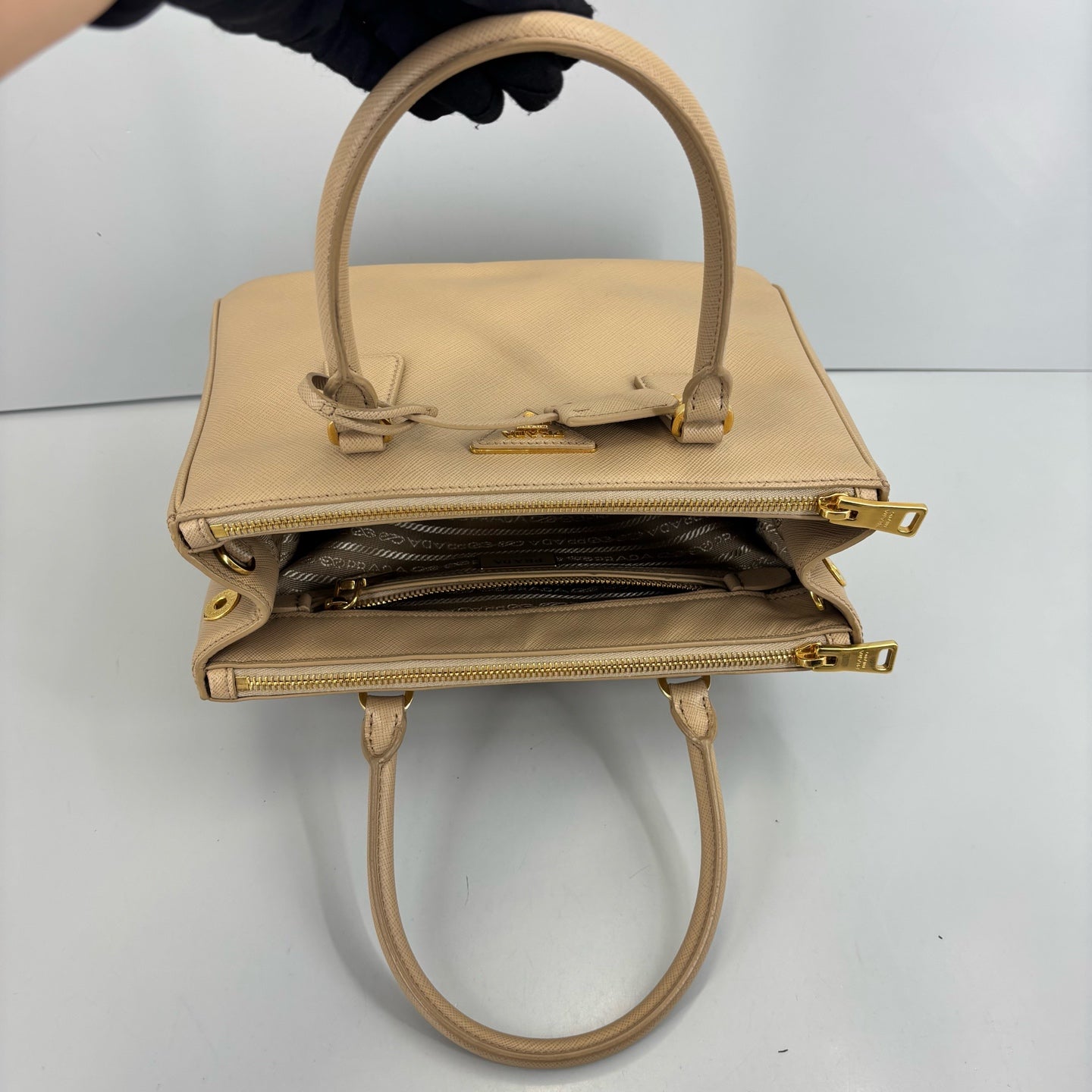 Prada - Saffiano - Leather - Beige - (medium)