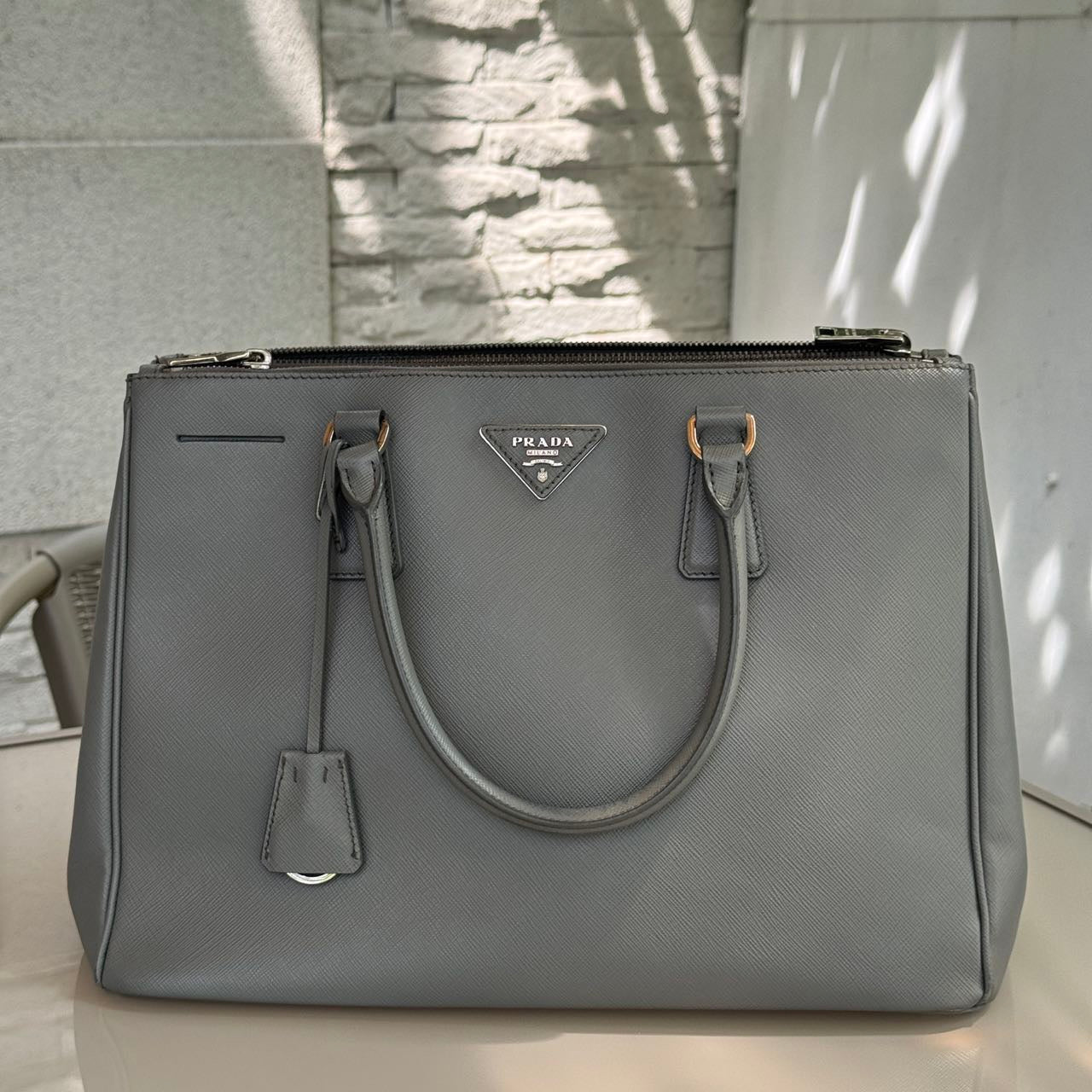 Prada - Saffiano - Leather - Grey - (medium)