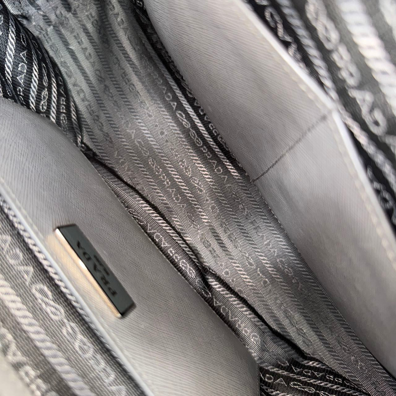 Prada - Saffiano - Leather - Grey - (medium)