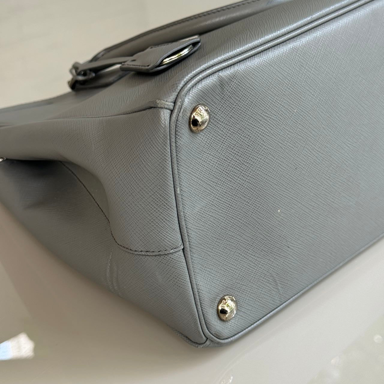 Prada - Saffiano - Leather - Grey - (medium)