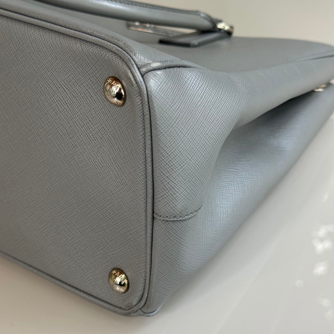 Prada - Saffiano - Leather - Grey - (medium)