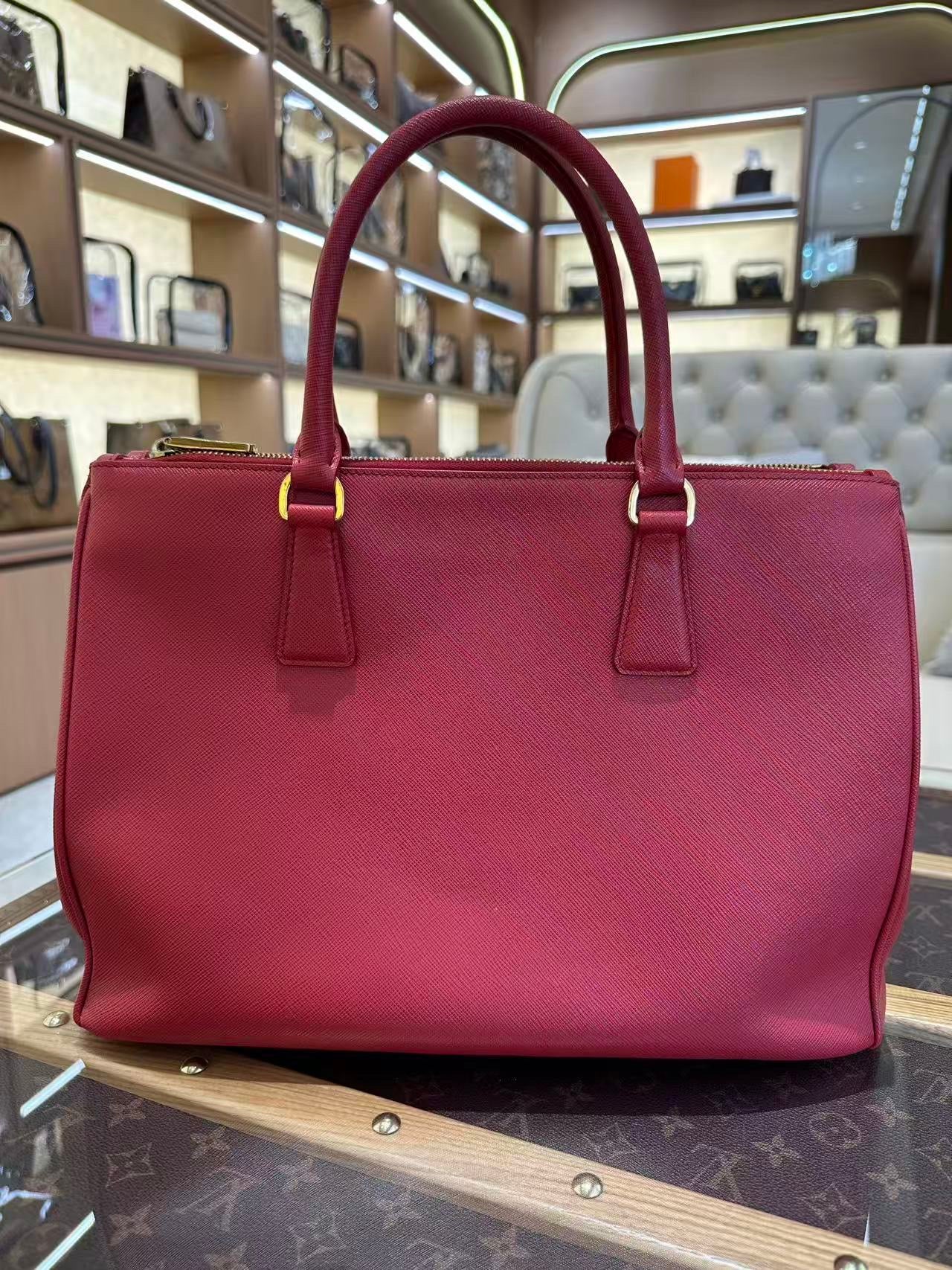 Prada - Saffiano - Leather - Red - (Medium)