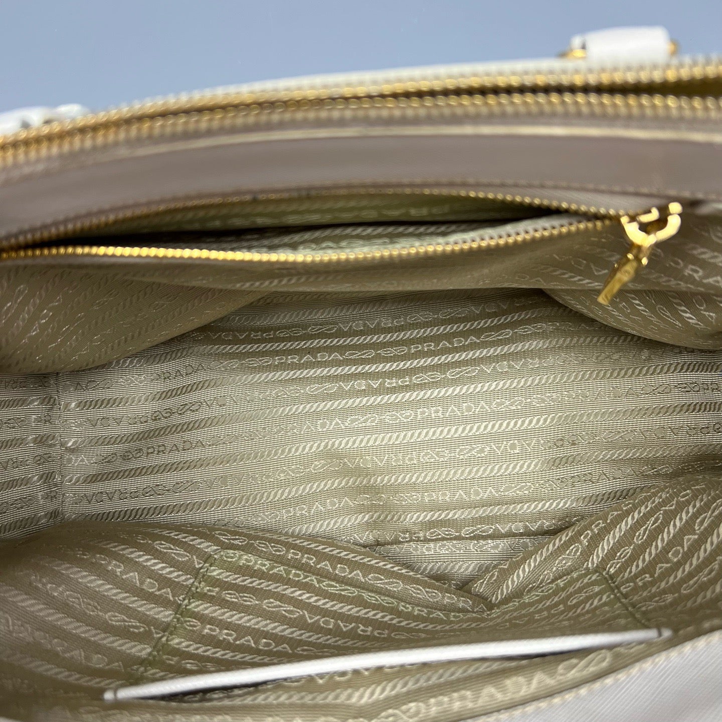 Prada - Saffiano - Leather - White - (medium)