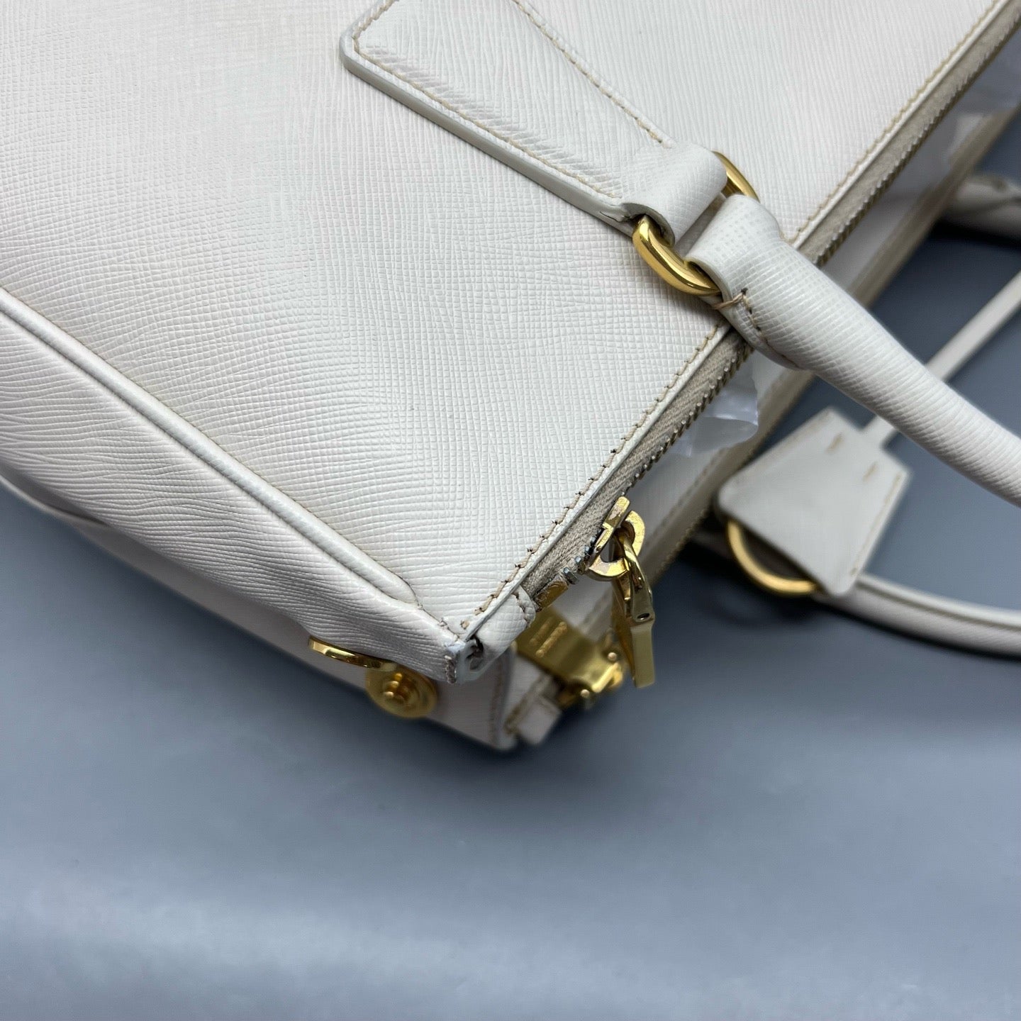 Prada - Saffiano - Leather - White - (medium)